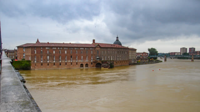 L'Hôtel-Dieu au bord de la Garonne
