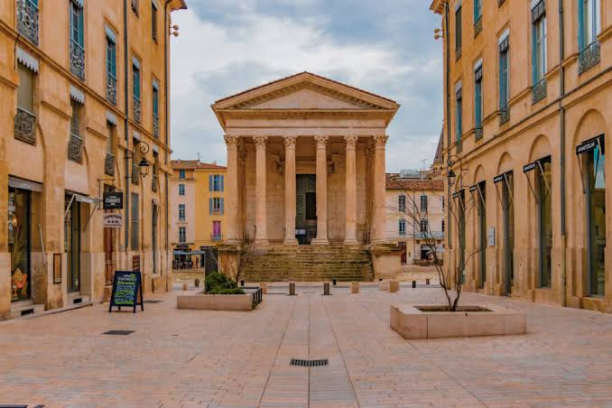 La Maison Carrée côté rue
